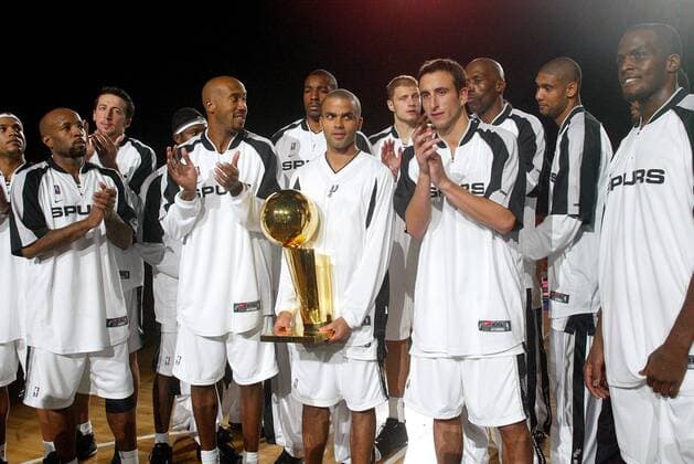Die Mannschaft der San Antonio Spurs v. li.: Ayuso, Anthony Carter, Hidayet Turkoglu, Bruce Bowen, Ernest Brown, Tony Parker, Radoslav Nesterovic, Emanuel Ginobili, Kevin Willis, Tim Duncan und Malik Rose Basketball Herren NBA Europe Game 2003, San Antonio Spurs Totale Paris