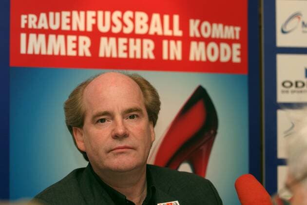 Manager Siegfried Dietrich (FFC Frankfurt) - Dieser Mann hat Frauenfußball in deutschen Landen populär gemacht, bei ihm ist Frauenfußball immer Mode Fußball EC 3 Damen Saison 2003 2004, 1. FFC Frankfurt, Frauen, Frauenfußball, Pressekonferenz, PK, Pressetermin, Porträt UEFA-Cup, Pokal, Europapokal, Europacup Frankfurt M.