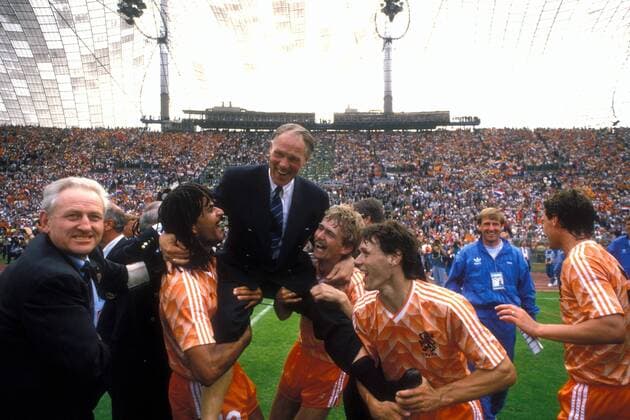 Fußball, EM Finale 1988 in München, Niederlande - Sowjetunion 2:0 Nationaltrainer Rinus Michels (Mitte) wird von seinen Spielern Ruud Gullit, Adrie van Tiggelen und Marco van Basten (v.li., alle Niederlande) auf die Schultern genommen Fußball EM Herren Europameisterschaft 1988, Nationalmannschaft, Nationalteam, Nationaltrikot, Finale, Endspiel Gruppe Länderspiel München Glück, Begeisterung, Freude,