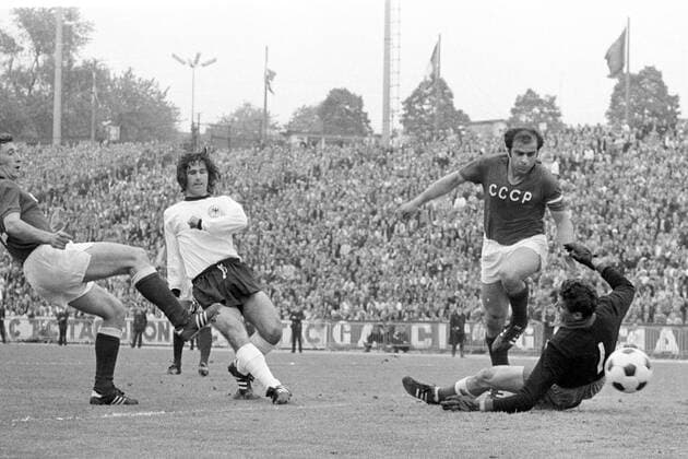 Gerd Müller (2.v.li., BR Deutschland) überwindet Torwart Evgueni Rudakov (vorn) und Murtaz Khurtsilava (beide Sowjetunion) und trifft Fußball EM Herren Europameisterschaft 1972, Länderspiel, Finale, Endspiel, Nationalmannschaft, Nationalteam, Vsw, SU Gruppe Zweikampf, Duell, Ball, Dreikampf Brüssel, Torhüter, Vneg, quer, Rudakow Dynamik,