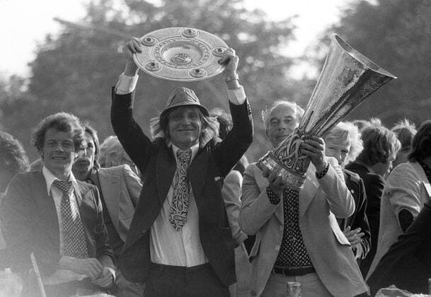 Fußball, Borussia Mönchengladbach, Deutscher Meister 1975 Gladbacher Double 1975: Torwart Wolfgang Kleff (2.v.li.) präsentiert den UEFA-Pokal und Trainer Hennes Weisweiler (re.) die Meisterschale, li. Herbert Wimmer Fußball 1. BL Herren Saison 1974 1975, Borussia Mönchengladbach, Europapokal, Europacup, Cup, Gruppe Mönchengladbach Begeisterung, Freude,