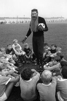 Oberlehrer Petar Radenkovic (1860) weiht den Nachwuchs in die Geheimnisse des Fußballs ein Fußball 1. BL Herren Saison 1967 1968, TSV 1860 München, Training, Talent, Förderung, Torwart, Verkleidung, Kostüm Gruppe Jugendarbeit, Nachwuchsarbeit, Jugendförderung hoch, Ausbildung, Talente, Nachwuchsförderung Komik,