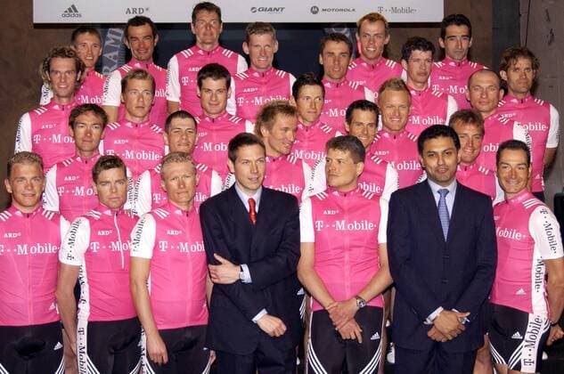Mannschaftsbild T Mobile, vorn v. li.: Eric Baumann, Cadel Evans, Alexander Winokurow, Rene Obermann, Jan Ullrich, Chief Marketing Officer Nikesh Arora, Erik Zabel, Steffen Wesemann, 2. Reihe: Mario Aerts, Tomas Konecny, Torsten Hiekmann, ... Radsport Herren Präsentation 2004, Vorstellung, Pressetermin, Straßenradsport, Straße, Rad, Vdig, quer Totale Mannschaftsfoto, Mallorca, Marketingleiter ... Stephan Schreck und Giuseppe Guerini, People