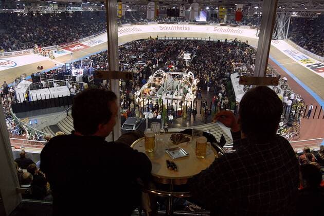 Das Berliner Velodrome während der Sixdays aus der Zuschauerperspektive Radsport Herren 93. Berliner 6-Tage-Rennen 2004, Sechstagerennen, Sechstage, Sechs, Sixdays, six days, Vdig Totale Bahn, Radbahn, Hallenradbahn, Oval Berlin Masse,