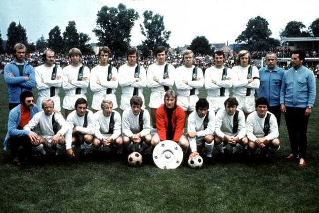 Fußball, Borussia Mönchengladbach, Deutscher Meister 1971 Deutscher Meister 1970 1971 - Gladbach, hinten v.li.: Betreuer Schrage, Horst Köppel, Hartwig Bleidick, Rainer Bonhof, Jupp Heynckes, Ulrik Le Fevre, Klaus-Dieter Sieloff, Ludwig Müller, Günter Netzer, Trainer Hennes Weisweiler, x; vorn: Masseur Stock... Fußball 1. BL Herren Saison 1970 1971, Borussia Mönchengladbach Totale Reiner, Luggi, Günther, Hans-Hubert