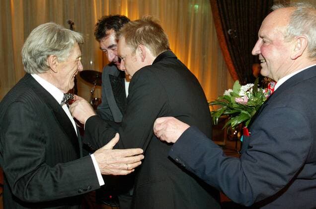 Probleme bei der Verleihung des Goldenen Bandes 2004 - v.re. Lothar Hinze, Moderator Johannes B. Kerner und Erich Laser versuchen Otto Ziege (alle Deutschland), dem sportlichen Leiter des Berliner Sechstagerennens, das goldene Band anzustecken Radsport Herren 55. Goldenes Band der Deutschen Sportpresse 2004, Ehrung, Auszeichnung, Gala, Sportlergala, Vdig Gruppe Fernsehen, TV, Medien, Sportjournalist, Journalist VDS, Reporter, Sportreporter, Sportmoderator Freude,