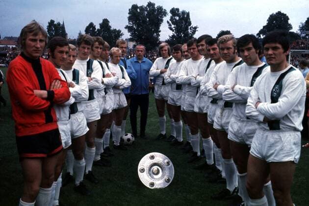 Fußball, Borussia Mönchengladbach, Deutscher Meister 1971 Deutscher Meister Gladbach 1970 1971, v.li.: Wolfgang Kleff, Hans-Jürgen Wloka, Berti Vogts, Herbert Wimmer, Rainer Bonhof, Hartwig Bleidick, Werner Adler, Bernd Schrage, Trainer Hennes Weisweiler, Günter Netzer, Herbert Laumen, Horst Köppel, Jupp... Fußball 1. BL Herren Saison 1970 1971, Borussia Mönchengladbach Totale Trophäe
