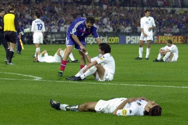 Fußball, EM Finale 2000 in Rotterdam, Frankreich - Italien 2-1 n.V. Laurent Blanc (Frankreich, in blau) tröstet Demetrio Albertini (Italien), auch die übrigen Spieler Italiens sind nach der Final-Niederlage am Boden zerstört Fußball EM Herren Europameisterschaft 2000, Länderspiel, Finale, Endspiel, Nationalmannschaft, Nationalteam Totale Rotterdam Enttäuschung, Verzweiflung,