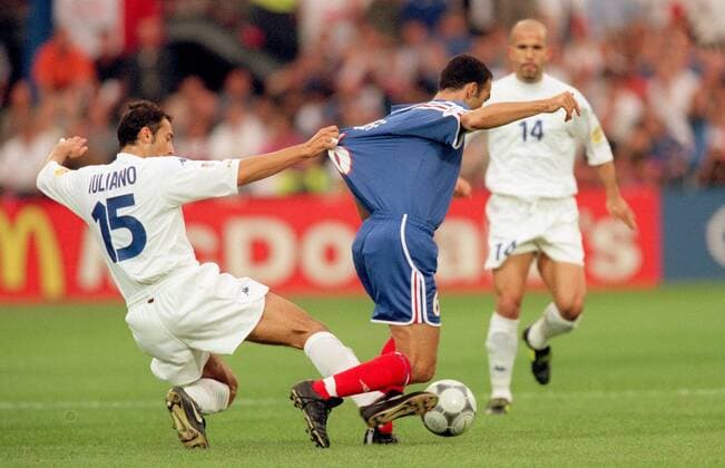 Fußball, EM Finale 2000 in Rotterdam, Frankreich - Italien 2-1 n.V. Youri Djorkaeff (Frankreich, Mitte) wird von Mark Iuliano (Italien, li.) gefoult Fußball EM Herren Europameisterschaft 2000, Länderspiel, Finale, Endspiel, Nationalmannschaft, Nationalteam Gruppe Rotterdam Dynamik, Kampf,