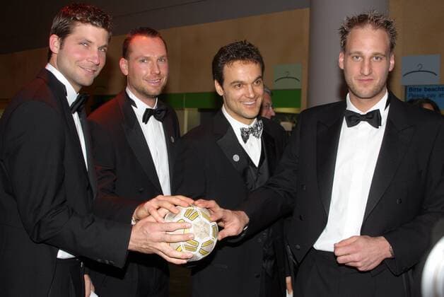 Die frischgebackenen Europameister (v.li.) Daniel Stephan, Christian Schwarzer, Markus Baur und Torwart Christian Ramota (alle Deutschland) könne sich selbst während des Sportballs 2004 nicht vom Handball trennen Handball Herren Ball des Sports 2004, Sportball, Benefizgala, Benefiz, Sportgala, Gala, Fest, Feier, Vdig Gruppe Frankfurt M. Freude,