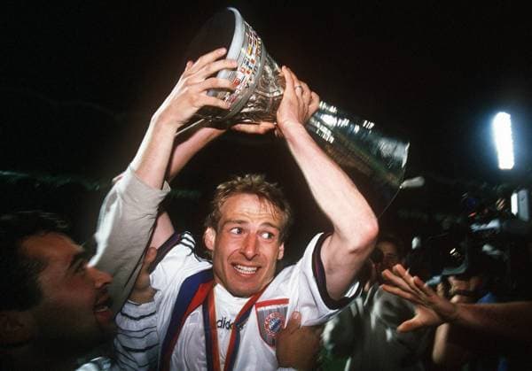 Fußball, FC Bayern München, UEFA-Pokal Sieger 1996 Jürgen Klinsmann (Bayern) bangt um den gerade gewonnenen UEFA-Pokal Fußball EC 3 Herren UEFA-Cup 1995 1996, FC Bayern München, Pokal, Europacup, Europapokal, Finale, Endspiel, Vneg Einzelbild Bordeaux Spannung, Ungeduld,