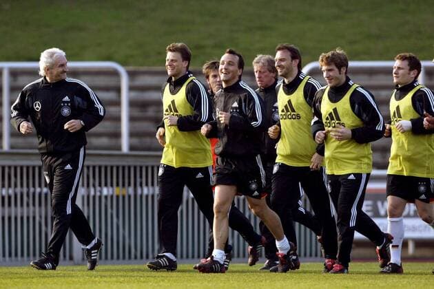 Teamchef Rudi Völler (li., Deutschland) läuft vorbildlich vorne weg, v.li.: Christian Wörns, Jens Jeremies, Co-Trainer Erich Rutemöller, Jens Nowotny, Torsten Frings, Paul Freier Fußball Herren Nationalmannschaftstraining 2004, Nationalmannschaft, Nationalteam, Training Gruppe Bergisch Gladbach
