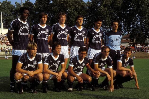 Mannschaftsbild Girondins de Bordeaux hi.v.li.: Marius Tresor, Rene Girard, Leonard Specht, Patrick Battiston, Thierry Tusseau, Christian Delachet; vorn: Jean Christophe Thouvenel, Bernard Lacombe, Alain Giresse, Bernard Zenier, Dieter Müller Fußball Herren DEUTSCHSPRACHIGE SPORTZEITSCHRIFTEN UND -ZEITUNGEN NUR NACH RÜCKSPRACHE, Division 1 1983 1984 Totale 1. Französische Liga Bordeaux