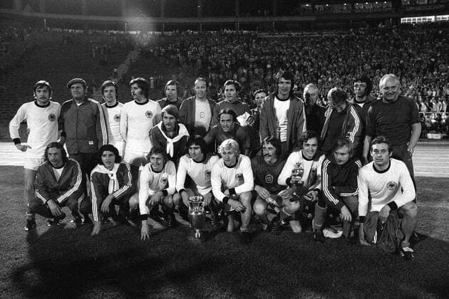 Fußball, EM Finale 1976 in Belgrad, Tschechoslowakei - Deutschland 5:3 i. E Europameister CSSR hi.v.li.: Nehoda, Betreuer, Jurkemik, Capkovic, Stambachr (vorn), X, X, Torwart Ivo Viktor (hi.), X, Co-Trainer Dr. Josef Venglos, Vesely, Trainer Vaclav Jezek, Pollak, Gajdusek, Betreuer; vorn: X, Dobias, Gögh, Ondrus, Pivarnik, ... Fußball EM Herren Europameisterschaft 1976, Länderspiel, Finale, Endspiel, Nationalmannschaft, Nationalteam, Vneg, Vsw Totale Belgrad