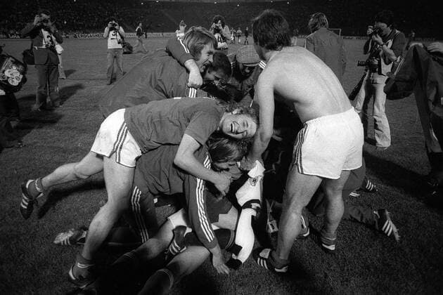 Fußball, EM Finale 1976 in Belgrad, Tschechoslowakei - Deutschland 5:3 i. E Siegesjubel des Europameisters CSSR: Frantisek Stambachr (hi.li.) und Jan Pivarnik (vorn li.) ganz oben auf der Spielertraube Fußball EM Herren Europameisterschaft 1976, Länderspiel, Finale, Endspiel, Nationalmannschaft, Nationalteam, Vneg, Vsw Gruppe Belgrad Glück, Freude, Begeisterung,