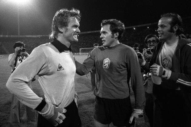 Fußball, EM Finale 1976 in Belgrad, Tschechoslowakei - Deutschland 5:3 i. E Torwart Sepp Maier (li., BR Deutschland) neben dem Kollegen Ivo Viktor (Mitte) und Aleksander Vencel (beide Tschechoslowakei) Fußball EM Herren Europameisterschaft 1976, Länderspiel, Finale, Endspiel, Nationalmannschaft, Nationalteam Gruppe CSSR - BRD 7:5 n.E. Belgrad Harmonie, Kameradschaft,