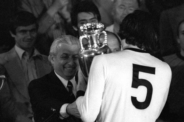 Fußball, EM Finale 1976 in Belgrad, Tschechoslowakei - Deutschland 5:3 i. E UEFA-Präsident Dr. Artemio Franchi (li., Italien) übergibt Anton Ondrus (Tschechoslowakei) den Coupe Henri Delaunay Fußball EM Herren Europameisterschaft 1976, Länderspiel, Finale, Endspiel, Nationalmannschaft, Nationalteam Gruppe CSSR - BRD 7:5 n.E., BR Deutschland, Belgrad Freude,