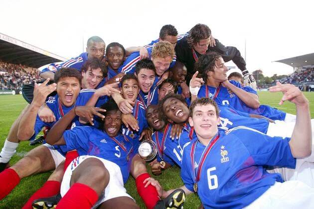 U17-Europameister Frankreich feiert den Titel mit dem Europameisterpokal, u.a. v.li.: Abdelkarim El Mourabet (4), Steven Thicot (5), Hatem Ben Arfa (11), Ognadon Akakpo (12), Kevin Constant (14), Pierre Ducasse (6) Fußball EM Herren U 17-Europameisterschaft 2004, Länderspiel, Finale, Endspiel, Nationalmannschaft, Nationalteam Totale Nationaltrikot Chateauroux Glück, Begeisterung, Freude,