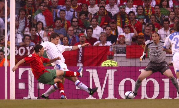 Maniche (Portugal, li.) läßt Dmitri Alenichev (2.v.li.) und Torwart Sergei Ovchinnikov (beide Rußland) bei seinem Treffer zum 0:1 keine Chance Fußball EM Herren Euro 2004, Europameisterschaft, Länderspiel, Nationalmannschaft, Nationalteam, Gruppe A Gruppe Sergej, Sergeij, Sergey, Ovtchinnikov, Lissabon, Ovtschinnikov, Owtschinnikow, Dynamik,