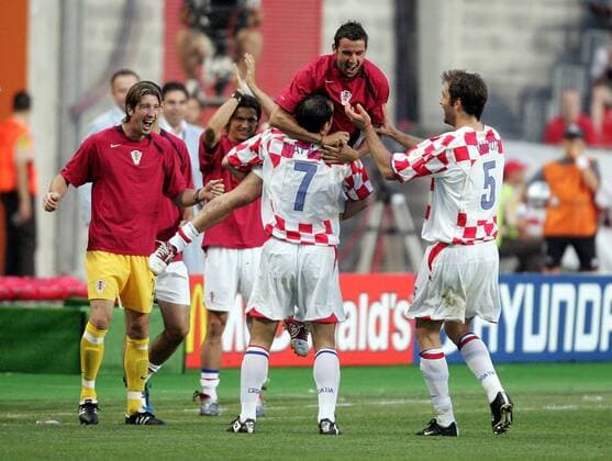 Torjubel Kroatien, v. re.: Igor Tudor, Milan Rapaic (vorn), Dario Srna und Torwart Joey Didulica Fußball EM Herren Euro 2004, Europameisterschaft, Länderspiel, Nationalmannschaft, Nationalteam, Gruppe B Gruppe Leiria Freude, Begeisterung,