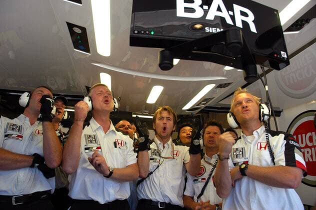Die BAR-Honda-Crew bejubelt die guten Rundenzeiten ihrer Piloten während des Qualifyings Motorsport Grand Prix Herren Großer Preis der USA 2004, Formel 1 Weltmeisterschaft, F1, F, GP, WM, Vdig, Qualifying Gruppe Indianapolis Speedway Indianapolis, Aufmacher Freude, Begeisterung,