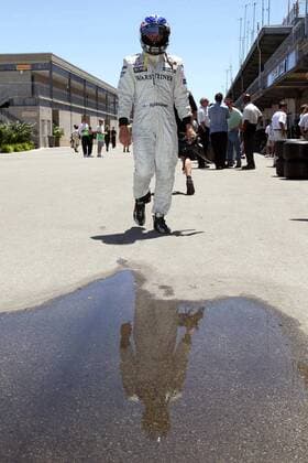 Kimi Räikkönen (Finnland McLaren-Mercedes), der enttäuscht durch das Fahrerlager spaziert, spiegelt sich in einer Pfütze - Ein schlechtes Omen? Motorsport Grand Prix Herren Großer Preis der USA 2004, Formel 1 Weltmeisterschaft, F1, F, GP, WM, Vdig, Qualifying Einzelbild Indianapolis Speedway Indianapolis Enttäuschung,
