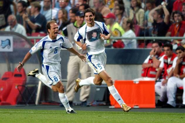 Fußball, EM Finale 2004 in Lissabon, Portugal - Griechenland 0:1 Torschütze Angelos Charisteas (re.) und Angelos Basinas (beide Griechenland) - Torjubel Fußball EM Herren Euro 2004, Europameisterschaft, Länderspiel, Nationalmannschaft, Nationalteam, Finale, Endspiel Gruppe Lissabon Dynamik, Freude,