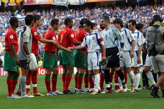 Fußball, EM Finale 2004 in Lissabon, Portugal - Griechenland 0:1 Begrüßung vor dem Euro Finale - Theodoros Zagorakis (Griechenland, 4.v.re.) begrüßt Pauleta (Portugal, 4.v.li.) Fußball EM Herren Euro 2004, Europameisterschaft, Länderspiel, Nationalmannschaft, Nationalteam, Finale, Endspiel Gruppe Lissabon