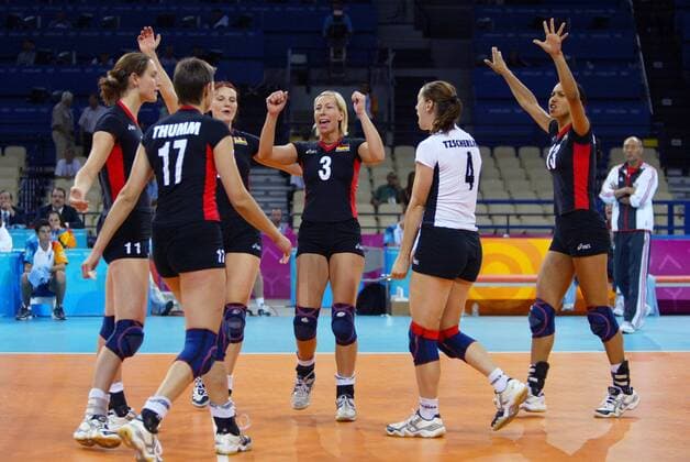 Mannschaftsjubel Deutschland - v. re.: Atika Bouagaa, Kerstin Tzscherlich, Tanja Hart, Angelina Grün, Christiane Fürst, Birgit Thumm Volleyball OS Sommer Damen Olympische Sommerspiele Athen 2004, Olympia, Olympiade, Spiele, Länderspiel, Nationalmannschaft, Gruppe Faliron, Faliro Freude,