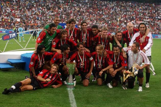 AC Milan mit dem Supercup, hi.v.li.: Kakha Kaladze, Nelson Dida, Hernan Crespo, Kaka, Rui Costa, Serginho, Jon Dahl Tomasson, Cristian Brocchi, Jaap Stam, Alessandro Nesta; vorn: Vikash Dhorasoo, Andrej Schewtschenko, Ivan Gennaro Gattuso, ... Fußball Herren Italienischer Supercup 2004, Serie A, 1. Italienische Liga, AC Mailand, Supercoppa di Lega, Vdig, Totale Pokal, Supercupsieger, Supercupsieg, Sieger, Sieg Pott, Trophäe, jubeln, Jubel, Siegerehrung, Freude,