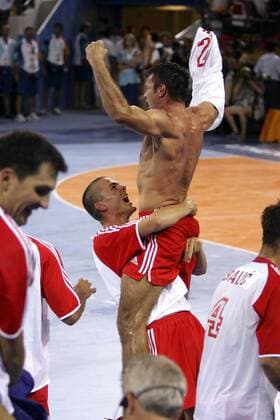 Bärenstark! Niksa Kaleb (re.) feiert in den Armen von Drago Vukovic (beide Kroatien) den Olympiasieg Handball OS Sommer Herren Olympische Sommerspiele Athen 2004, Olympia, Olympiade, Spiele, Länderspiel, Finale, Endspiel, Gruppe Nationalmannschaft, Nationalteam, Nationaltrikot Helliniko, Stärke Glück, Begeisterung, Freude,