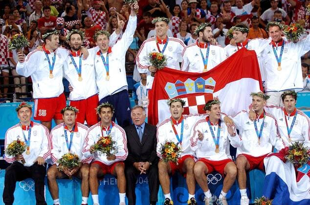 Olympiasieg Kroatien hi.v.li. Slavko Goluza, Ivano Balic, Venio Losert, Drago Vukovic, Blazenko Lackovic, Denis Spoljaric, Valter Matosevi; vorn Vlado Sola, Niksa Kaleb, Vedran Zrnic, Antun Aric, Petar Metlicic, Mirza Dzomba, Davor Dominikovic, Igor Vori, Handball OS Sommer Herren Olympische Sommerspiele Athen 2004, Olympia, Olympiade, Spiele, Finale, Endspiel, Totale Helliniko Freude,