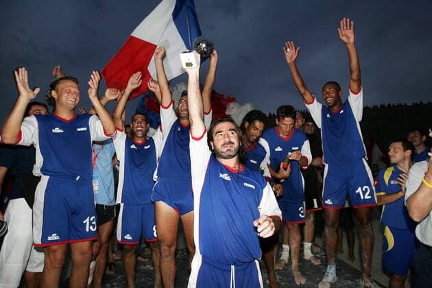 Spielertrainer Eric Cantona (Frankreich) präsentiert den EBSL Pokal, v. li. Bruno Torres, Jean-Michel Rodriguez, x, Jairzinho Cardoso, Thierry Ottavy und Anthony Mendy Beachsoccer Herren Euro Beach Soccer League 2004, Finalturnier, Beachfußball, Strandfußball, Strand, Länderspiel, Gruppe pan7284 Monaco, EBSL, EuroBSLeague, Fußball Begeisterung, Freude,