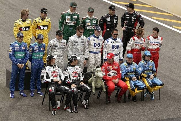 Saisonabschlußfoto der F1-Piloten, hi.v.li.: Heidfeld, Glock (Jordan-Cosworth), Webber, Klien (Jaguar-Cosworth), Baumgartner, Bruni (Minardi-Cosworth), Mitte: Fisichella, Massa (Sauber-Petronas), Räikkönen, Coulthard (McLaren-Mercedes), R. Schumacher, ... Motorsport Grand Prix Herren Großer Preis von Brasilien 2004, Formel 1 Weltmeisterschaft, F1, F, GP, WM Totale Sao Paulo Interlagos