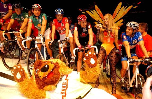 Holiday on Ice-Star Jana Schmitz und das Maskottchen eröffnen das 63. Dortmunder Sechstagerennen mit dem Startschuß, daneben v. re.: Robert Slippens (Niederlande), Rolf Aldag, Thorsten Rund, (beide Deutschland), Franz Stocher (Österreich), ... Radsport Herren 63. Dortmunder 6 Tage Rennen 2004, Sechstagerennen, Sechstage, Sechs, Sixdays, six days Gruppe Dortmund