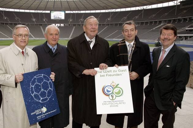 UEFA Präsident Lennart Johansson (Schweden, 3. v. re.) während seiner Stadien-Inspektionstour im Berliner Olympiastadion, mit dabei Hertha Präsident Bernd Schiphorst (re.), OK Vizepräsident Wolfgang Niersbach (2. v. re.), DFB Generalsekretär... Fußball WM Herren Vorschau 2004 Weltmeisterschaft 2006, Hertha BSC Berlin, Inspektor, Inspektion, Stadieninspektion Totale Olympiastadion, Fifa Kommission Berlin, Inspektionsreise, Besichtigung besichtigen