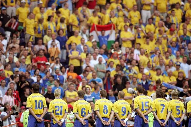 Nationalhymne Schweden v.li.: Zlatan Ibrahimovic, Christian Wilhelmsson, Tobias Linderoth, Anders Svensson, Fredrik Ljungberg, Andreas Jakobsson, Mikael Nilsson und Erik Edman Fußball EM Herren Euro 2004, Europameisterschaft, Länderspiel, Nationalmannschaft, Nationalteam, Gruppe C, Vdig Totale Symbol, Feature Porto
