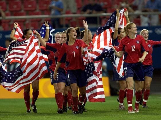 Schlußjubel USA v.re.: Cindy Parlow, Shannon Boxx, Christie Rampone und Heather O Reilly gleich mit mehreren Nationalfahnen - NOT TO BE PUBLISHED IN FRANCE Fußball OS Sommer Damen Olympische Sommerspiele Athen 2004, Olympia, Olympiade, Spiele, Frauen, Frauenfußball, Finale, Vdig Gruppe Olympiasieg, Olympiasieger, Olympiasiegerin Faliron, Faliro, Endspiel, Oreilly Freude, Begeisterung,