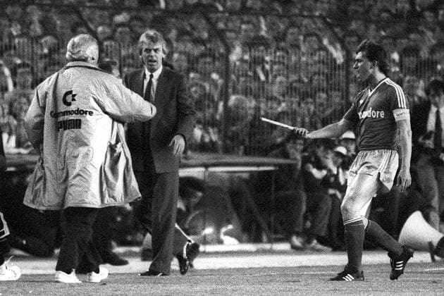 Klaus Augenthaler (re., Bayern) zeigt den beiden Trainern Udo Lattek (li., beide Bayern) und Leo Beenhakker (Real Madrid) eine Eisenstange, die wenige Minuten zuvor auf den Platz geworfen wurde, aber auch die Coaches zeigen in dem Skandalspiel Nerven Fußball EC 1 Herren Europapokal der Landesmeister 1986 1987, Europacup, Real Madrid - FC Bayern München 1:0, Vneg, Vsw Gruppe Skandalspiel, Historie, Geschichte Madrid, Halbfinale Spannung,
