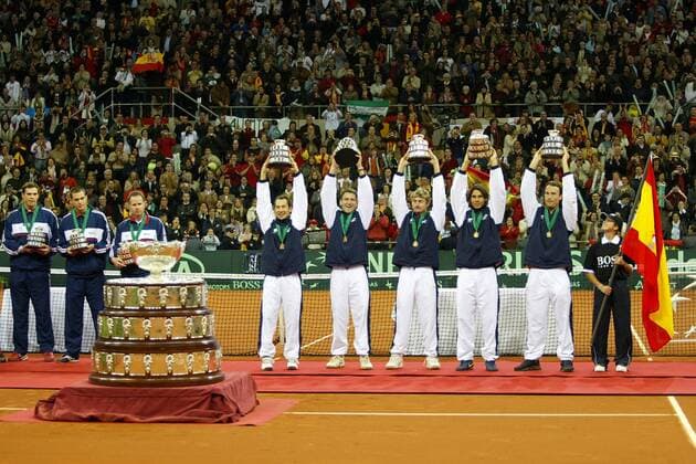 Siegerehrung Daviscup, v.re.: Sieger Spanien mit Carlos Moya, Rafael Nadal, Juan Carlos Ferrero, Tommy Robredo und Teamkapitän Jordi Arrese, USA mit Teamkapitän Patrick McEnroe, Mike und Bob Bryan - PUBLISHING RIGHTS FOR GERMAN MEDIA ONLY Tennis Herren Daviscup 2004, Davis Cup, Finale, Endspiel, Totale Aufmacher Sevilla Freude,