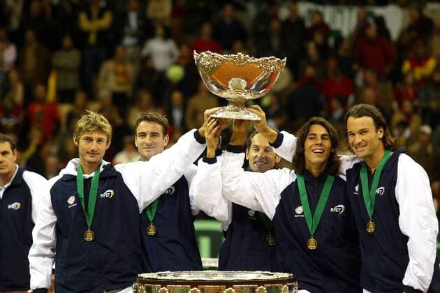 Daviscup Sieger Spanien, v. re.: Carlos Moya, Rafael Nadal, Teamkapitän Jordi Arrese, Tommy Robredo, Juan Carlos Ferrero - PUBLISHING RIGHTS FOR GERMAN MEDIA ONLY Tennis Herren Daviscup 2004, Davis Cup, Finale, Endspiel, Gruppe Sevilla Freude, Begeisterung,