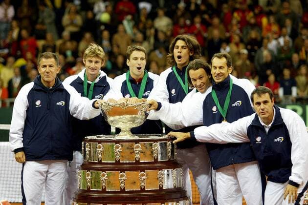 Daviscup Sieger Spanien, v. li.: Teamkapitän Juan Avendano, Juan Carlos Ferrero, Tommy Robredo, Rafael Nadal, Carlos Moya, Teamkapitäne Jordi Arrese und Jose Perlas - PUBLISHING RIGHTS FOR GERMAN MEDIA ONLY Tennis Herren Daviscup 2004, Davis Cup, Finale, Endspiel, Gruppe Sevilla Freude, Begeisterung,