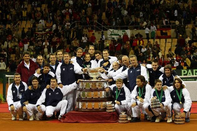 Daviscup Sieger Spanien, u.a. mit vorn v. re.: Rafael Nadal, Tommy Robredo, Carlos Moya, Juan Carlos Ferrero - PUBLISHING RIGHTS FOR GERMAN MEDIA ONLY Tennis Herren Daviscup 2004, Davis Cup, Finale, Endspiel, Daviscupteam, Team, Mannschaftsfoto, Mannschaftsbild Totale Sevilla