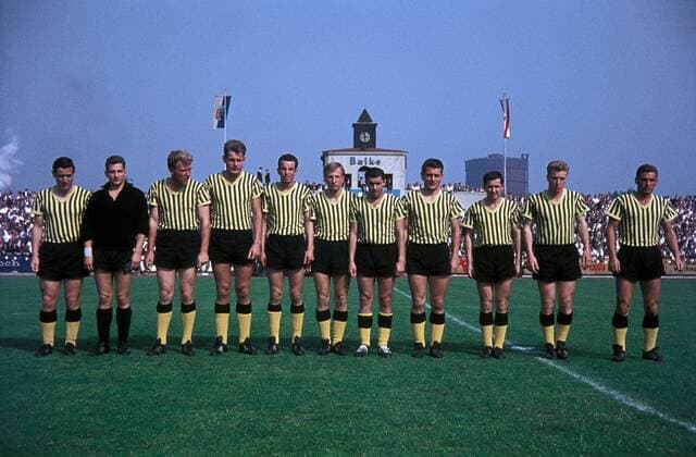 Mannschaftsbild Aachen mit: Torwart Heinz Schors (2.v.li.), Werner Nievelstein, Frauencron, Kriescher, Christian Breuer, Willms, Grajewski, Josef Martinelli, Bernhard Schwier, Schönen, Theodor Laumann Fußball Herren Oberliga West 1962 1963, Alemannia Aachen, Vdia Totale Oberhausen