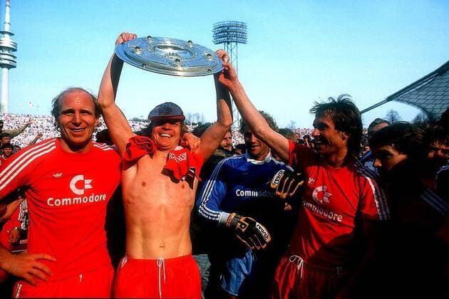 Fußball, FC Bayern München, Deutscher Meister 1986 Sören Lerby (2. v. li.) präsentiert die Meisterschale, daneben v. li.: Dieter Hoeneß, Torwart Jean Marie Pfaff, Norbert Eder, Ludwig Kögl (alle Bayern) Fußball 1. BL Herren Saison 1985 1986, FC Bayern München, Deutscher Meister, Deutsche Meisterschaft, Feier, Meisterfeier Gruppe München Freude, Begeisterung,