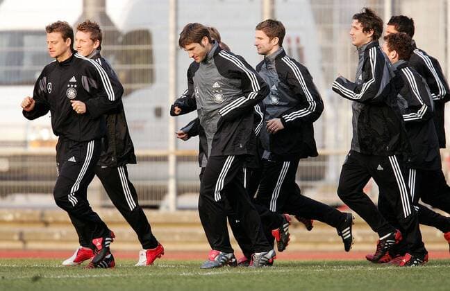 Lauftraining Deutschland v.li.: Christian Wörns, Bastian Schweinsteiger, Torsten Frings, Arne Friedrich, Christian Schulz, Paul Freier, Kevin Kuranyi Fußball Herren Nationalmannschaft 2005, Nationalteam, Training, Vorbereitung, Gruppe Düsseldorf Dynamik,
