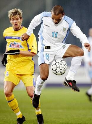 Mario Regueiro (re., Uruguay) zeigt sein Ballgefühl, Holger Wehlage (Duisburg) sieht staunend zu Fußball Herren Freundschaftsspiel 2005, Test, Testspiel, Nationalmannschaft, Nationalteam, Nationaltrikot, Gruppe Duisburg Dynamik, Höhe,