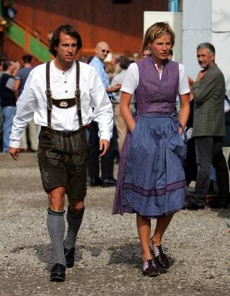 Mehmet Scholl (Bayern) mit seiner Freundin Jessica Luther auf dem Münchner Oktoberfest Fußball 1. BL Herren Saison 2004 2005, FC Bayern München, Wiesn, Wiesen, Tracht, Trachten, Landestracht, Landestrachten, Gruppe Tradition, traditionell, bayrisch, bayerisch, München