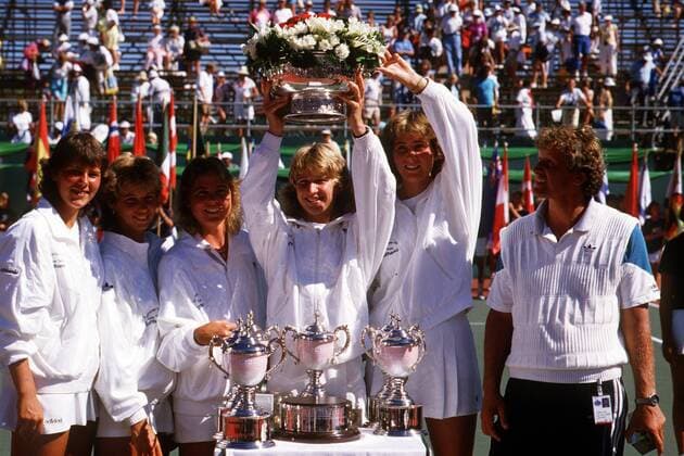 Deutschland ist Fed Cup Sieger 1987 v.li.: Claudia Porwick, Silke Meier, Bettina Bunge, Steffi Graf, Claudia Kohde Kilsch und Teamkapitän Klaus Hofsäß Tennis Damen Federation Cup 1987, Fed Cup Team, Fedcupteam, Hartplatz, Hardcourt, Hartplatztennis, Gruppe Vancouver Freude,