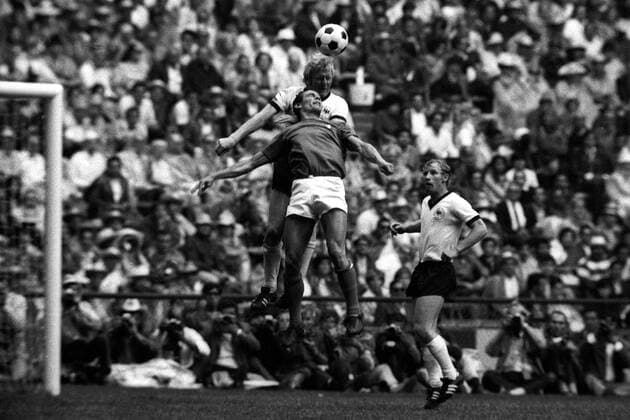 Luigi Riva (vorn, Italien) gegen Karl Heinz Schnellinger (hi.), re. schaut Berti Vogts (beide BR Deutschland) zu Fußball WM Herren Weltmeisterschaft 1970, Halbfinale, Länderspiel, Nationalmannschaft, Nationalteam, Nationaltrikot, Gruppe Mexico City Dynamik, Höhe,